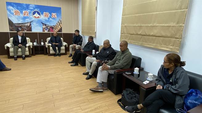 帛琉观光部长提莫特柯尔(左2)一行拜会金门县政府，请益国际马拉松举办经验。(于家麒摄)