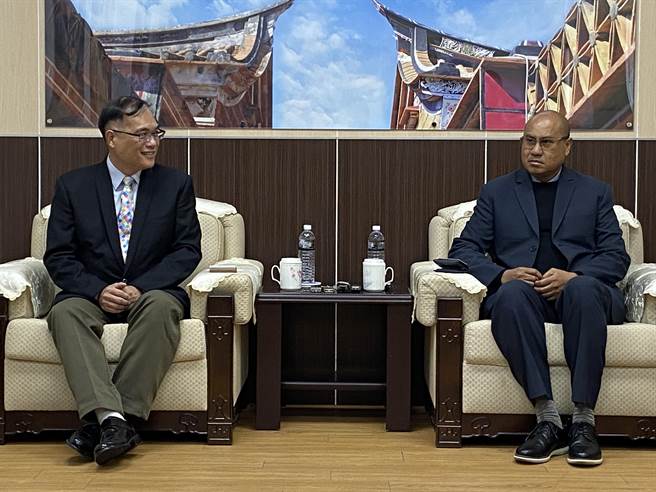 副县长李文良(左)代表接待，双方就金门县与帛琉共和国观光合作交流等议题进行分享与讨论。(于家麒摄)