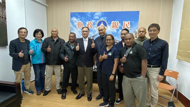 双方互赠纪念品合影留念，期待日后有更多交流机会，促进双方的观光发展。(于家麒摄)