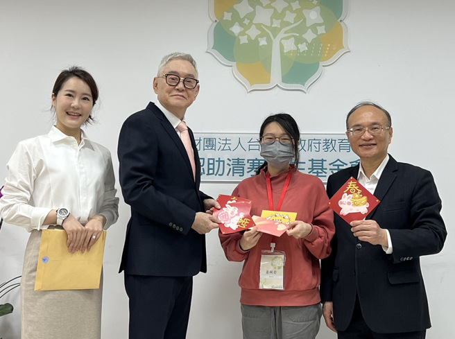 财团法人台北市政府教育局认助清寒学生基金会举办「贺眾寒冬送暖感恩相见欢」活动，清华大学艺术与设计系萧佩萦(右二)送上自己设计的兔年斗方，感谢贺眾企业总经理王志耀(左二)、贺眾企业总经理特助王艾茹(左)捐赠年节助学金，与基金会董事长曾灿金(右)一同合影。图/基金会提供