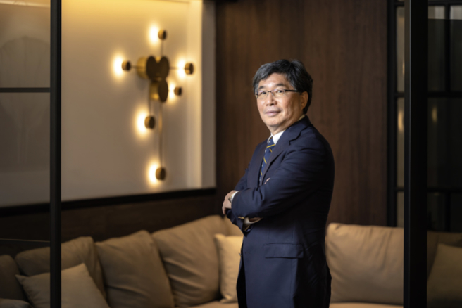 东海大学管院院长李书行推动DP Class 计划，由双教授上课，一位讲课，一位在台下担任教练。(照片/东海大学提供)