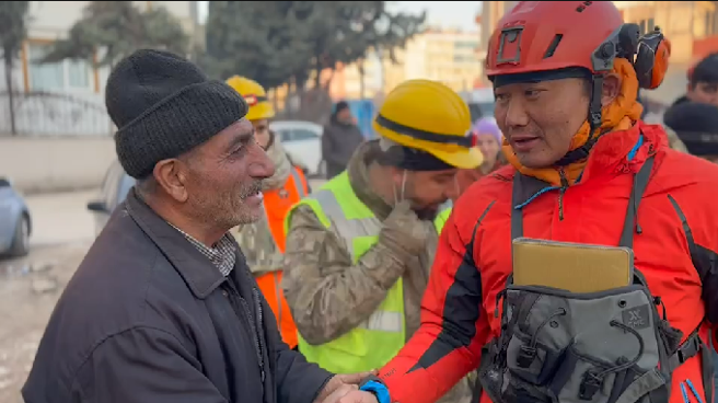 爱女困100小时重见阳光！父亲感激拥抱台湾搜救英雄，感人画面曝光。(翻摄画面)