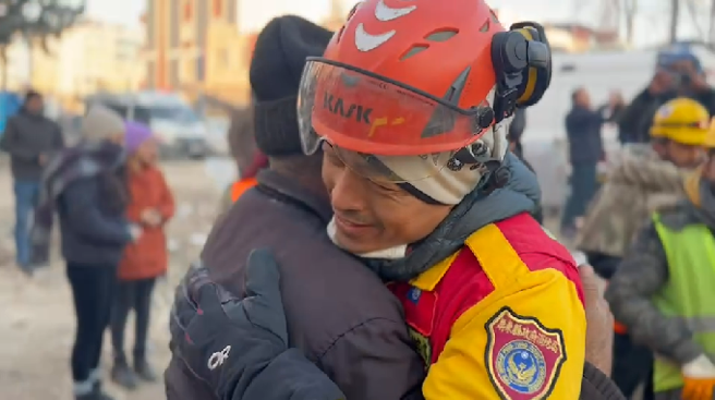 爱女困100小时重见阳光！父亲感激拥抱台湾搜救英雄，感人画面曝光。(翻摄画面)