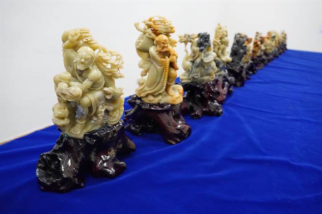 行政执行署新竹分署第5波拍卖红富海吸金案扣押玉石古董。（新竹执行分署提供／谢明俊苗栗传真）