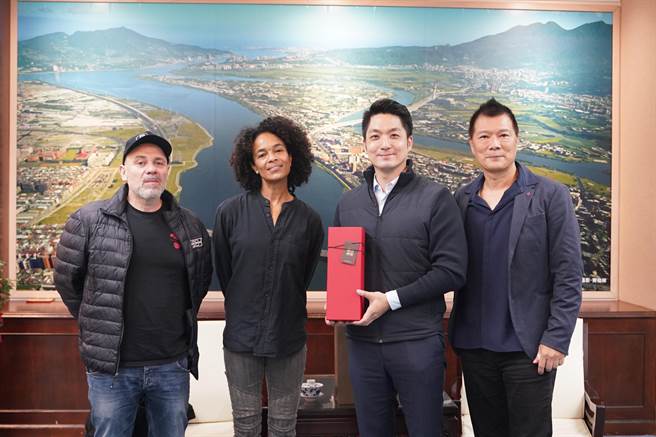 文化局长蔡诗萍（右起）、台北市长蒋万安与监制维吉妮贝松和导演奥立维尔米加顿相见欢。（台北市电影委员会提供）