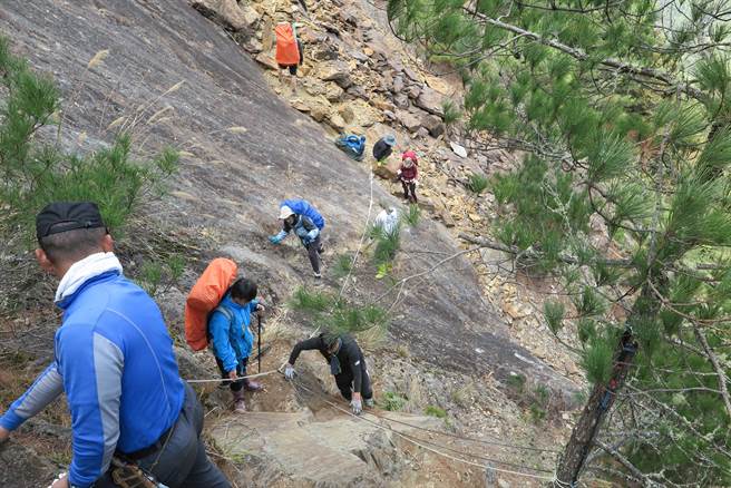 久美国小师生通过崩壁、涉水横越郡大溪，回郡大溪畔布农族「马西塔隆社」旧部落寻根。（南投林管处提供／杨静茹南投传真）
