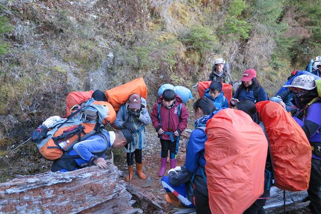 久美国小师生3日至6日回郡大溪畔布农族「马西塔隆社」旧部落寻根。（南投林管处提供／杨静茹南投传真）