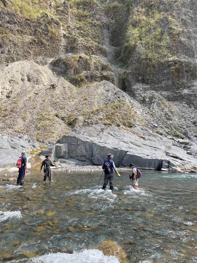 孩子在林务局等人协助下横越郡大溪等危险地形。（南投林管处提供／杨静茹南投传真）