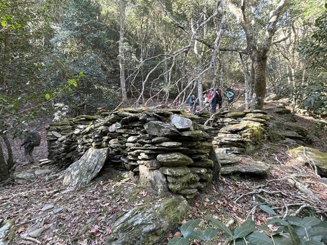 部落耆老在旧部落颓圮的石板屋旁讲解文化歷史，让孩子们了解先人生活的智慧。（南投林管处提供／杨静茹南投传真）