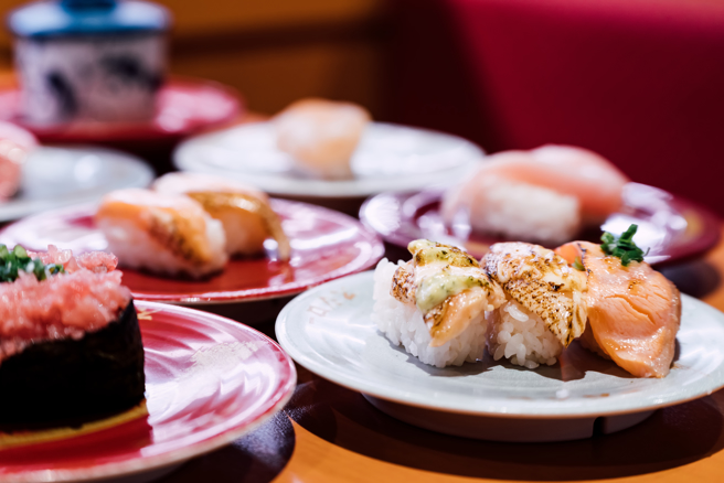 恶搞事件导致寿司郎商誉受损，股价大跌。（示意图／Shutterstock）