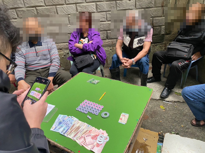 新北三重警方在公园内逮到6名「阿公级赌客」，由于赌客平均年龄约70岁，有人因脚麻或怕逃跑闪到腰，因此看见警方索性不跑乖乖就逮。（警方提供）