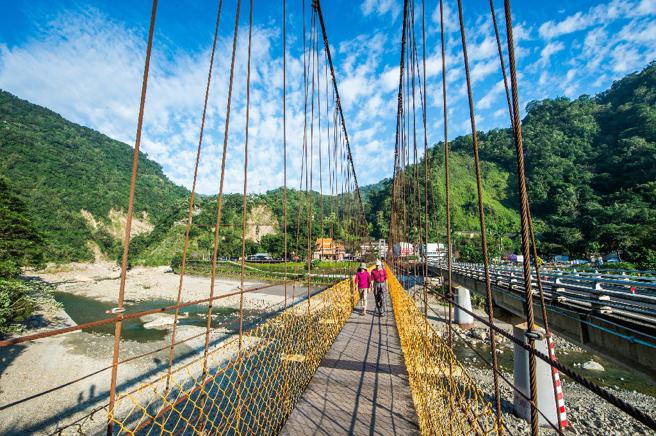 阿里山脚下的触口「天长桥」和「地久桥」，相传和喜爱的人携手共游两座桥便能白头偕老。(嘉义县文化观光局提供)