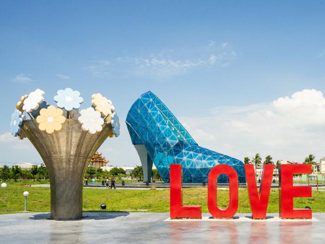 在布袋的「高跟鞋教堂」不只拍婚纱还能办婚礼，巨大的高跟鞋非常适合打卡拍照。(嘉义县文化观光局提供)