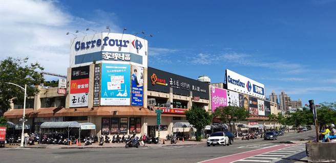 位在高雄三民区的家乐福爱河店原先公告将于2月19日停业，但近日家乐福爱河店歇业决定出现转折，家乐福公司10日宣布，以经营业长达27年的家乐福爱河店将会继续营业。（摘自家乐福爱河店）