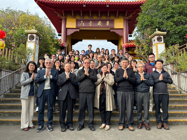 星雲大師圓寂，6日林辰璋、高俊雄及李坤崇等三位副校長即率教職員前往弔唁。(照片/南華大學提供)