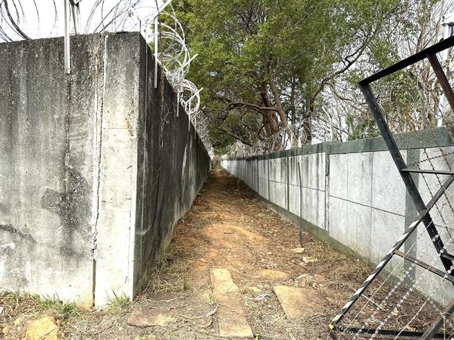 立委杨琼璎争取神冈58炮指部与空军第3机联队围墙中间通道长800公尺，以利衔接串联潭雅神绿园道及新庄休閒园道。（陈淑娥摄）