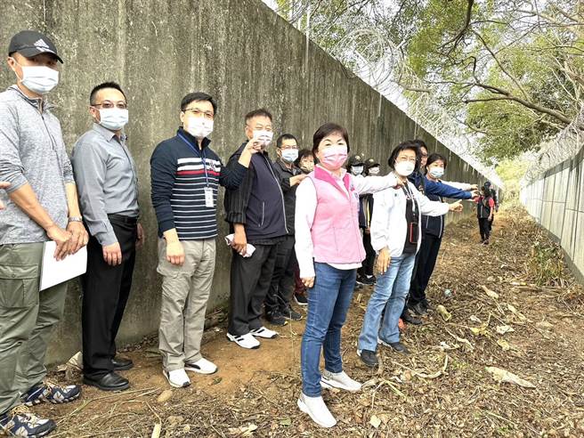 立委杨琼璎争取神冈58炮指部与空军第3机联队围墙中间通道长800公尺，以利衔接串联潭雅神绿园道及新庄休閒园道。（陈淑娥摄）