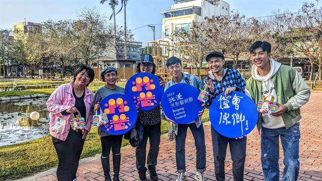 林国基（左三）带领同门刘丞（右起）、No Name、游书庭、谢丽金，畅游「2023北港光影艺术节」。（艾迪升传播提供）