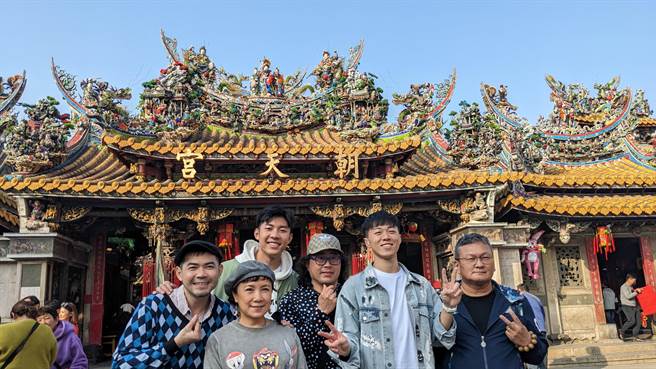 林国基（中）和同门到北港朝天宫祈福。（艾迪升传播提供）