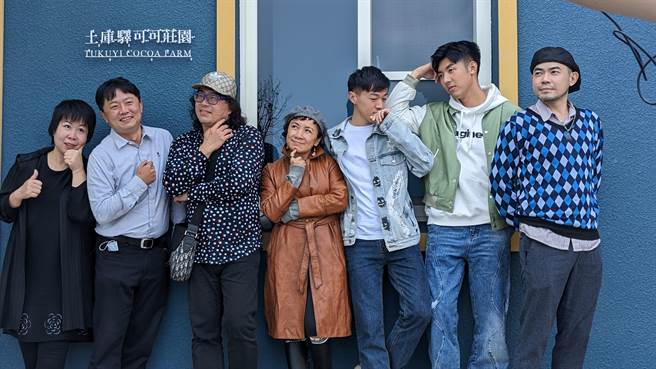 游书庭（右三）对巧克力庄园印象深刻，动念开咖啡馆。（艾迪升传播提供）