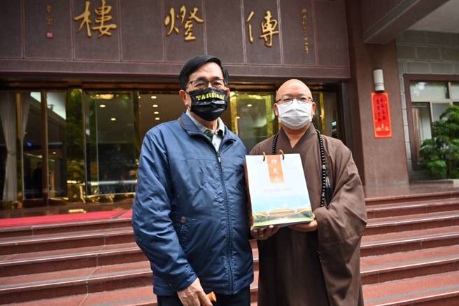2000年5月1号，陈水扁先生当选中华民国总统后，至佛光山台北道场访问，大师赠「应世无畏」。（图/ 佛光山提供）