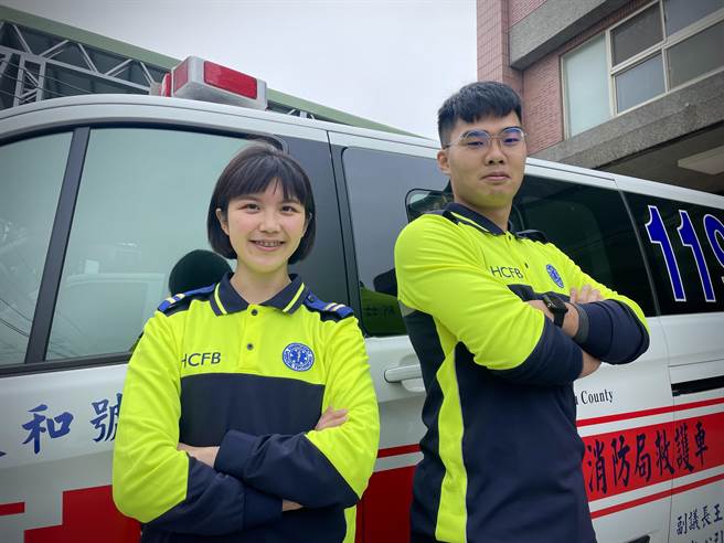 新竹县丰田消防分队接获民眾胸痛报案，到场发现是自家志工，救护人员周奕君（左）及邱冠铭运用专业知识与器材成功救援。（新竹县消防局提供／邱立雅竹县传真）