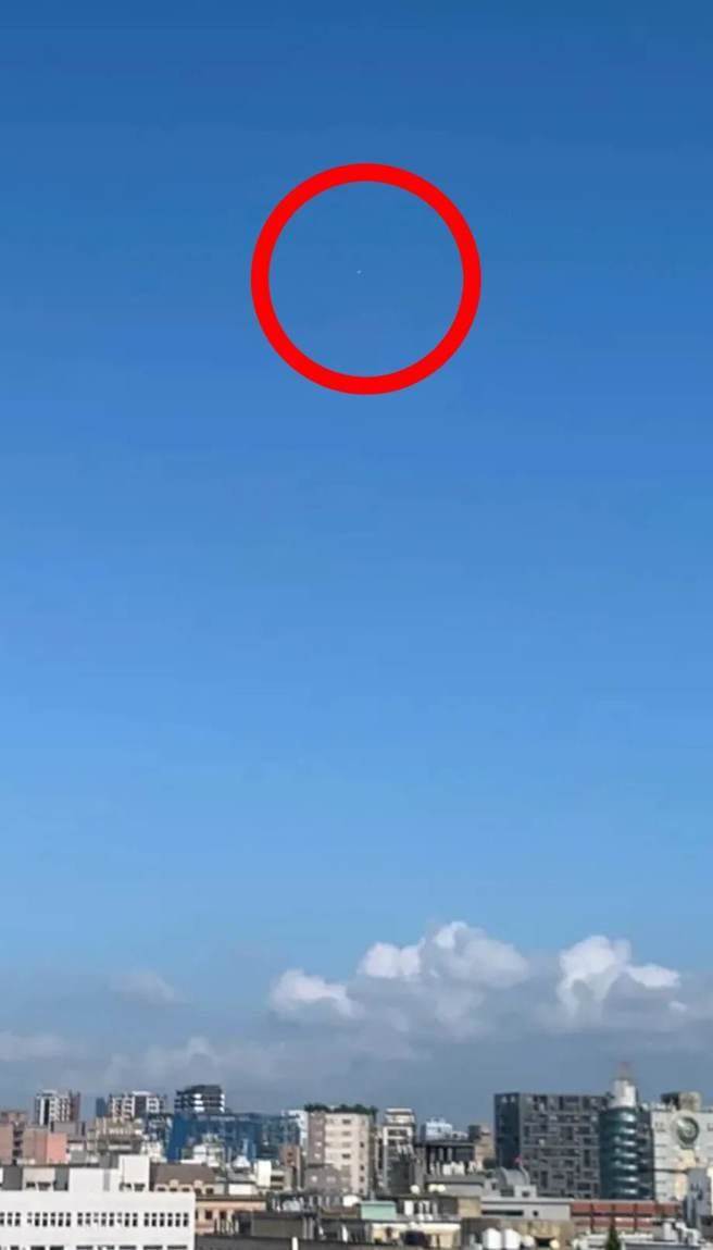 疑似飞越台北市上空的气球。（取自郑明典脸书）