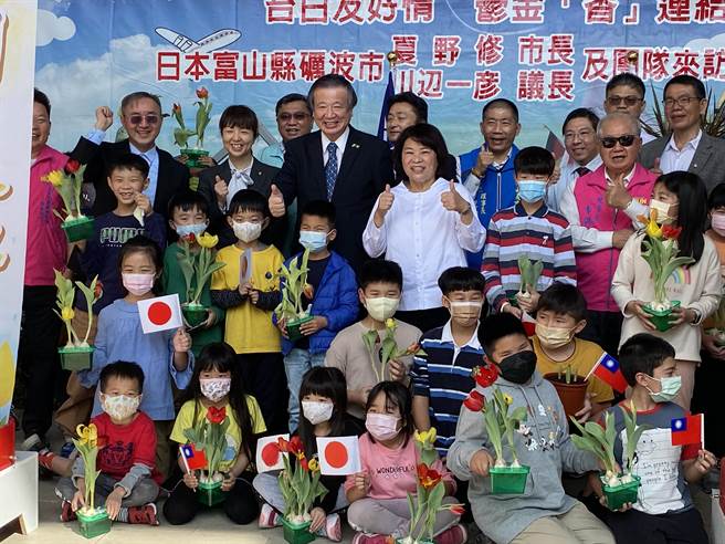 嘉义市文雅国小栽种郁金香，促进台日交流。（廖素慧摄）