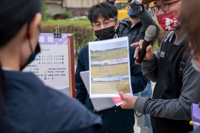新竹市长高虹安10日与市府人员、多名议员及专家实地到南寮运动公园会勘，发现场内草皮生长不佳、杂草丛生且伴有碎石、坑洞。（新竹市政府提供／王惠慧新竹传真）