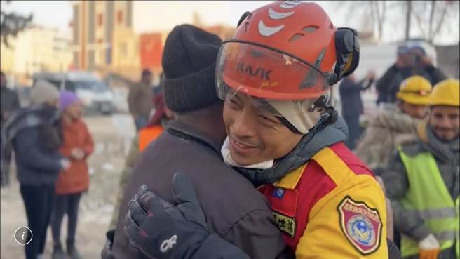 土耳其当地时间10日传出好消息，屏东特搜队弟兄耗时19个半小时将人救出，家属感动得拥抱致谢。（屏县府提供／谢佳潾屏东传真）