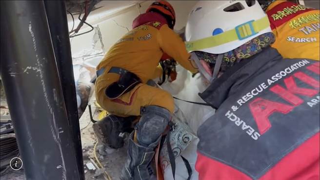 土耳其当地时间10日传出好消息，台湾特搜队成功救出受困女子，而在搜救画面曝光后，发现这支队伍是来自屏东消防局。（屏县府提供／谢佳潾屏东传真）