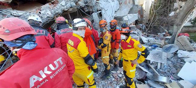土耳其当地时间10日传出好消息，台湾特搜队成功救出受困女子，而在搜救画面曝光后，发现这支队伍是来自屏东消防局。（屏县府提供／谢佳潾屏东传真）