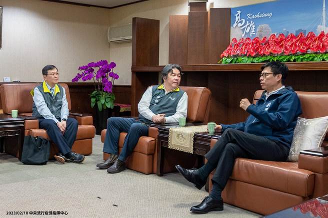 中央流行疫情指挥中心指挥官王必胜（中）、发言人庄人祥（左）今天拜会高雄市政府。（指挥中心提供）