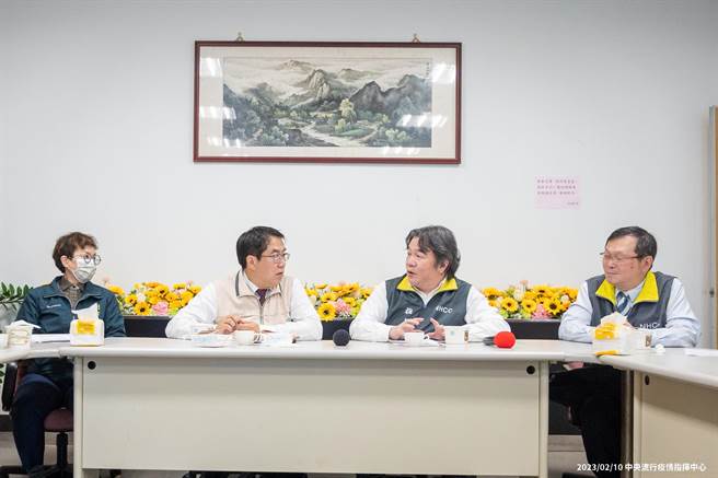 中央流行疫情指挥中心指挥官王必胜（右二）、发言人庄人祥（右一）今天拜会台南市政府。（指挥中心提供）