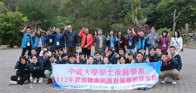 童综合医院童敏哲总院长、中兴大学医学院陈健尉院长与中兴大学后医系阙斌如副系主任也特地于第二天到场勉励鼓舞。(童医院提供)