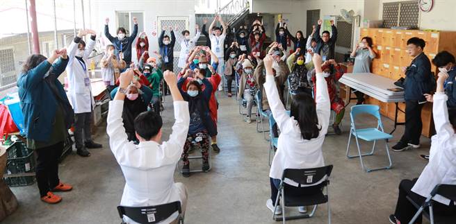 实习首日由免疫风湿科邱莹明主任、肾臟科吴再坤副主任先协助学生进行巡迴医疗卫教讲座活动。(童医院提供)