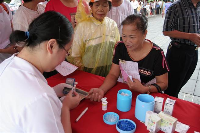 光田医院响应妈祖遶境，12日举办万人自我血糖检测活动。(光田医院提供)
