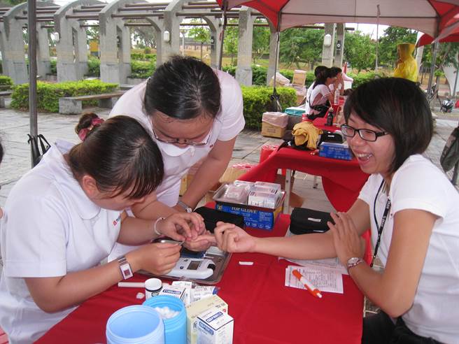 遶境途中摊设检测血糖，让民眾稍作休息，也宣导糖尿病防治。(光田医院提供)