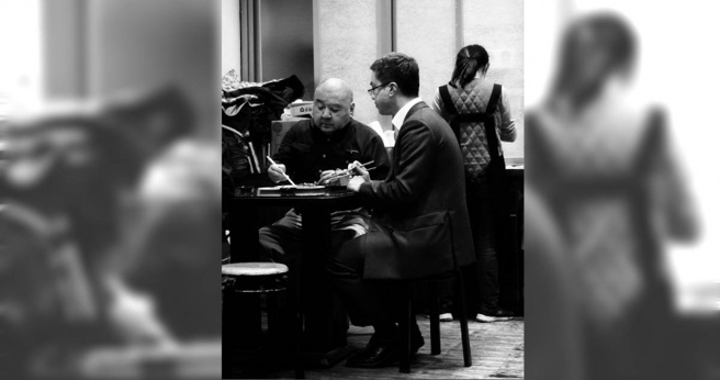 民眾直击尹衍梁、尹崇尧父子，搭劳斯莱斯去吃麵。（图／读者提供）