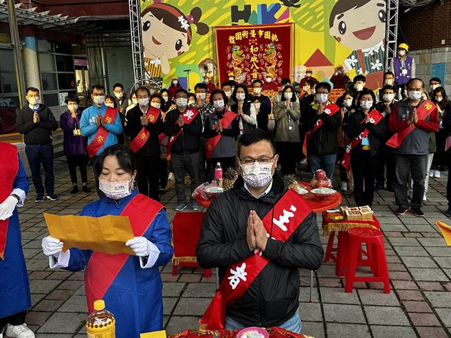 今年是桃市府第2度採用女性执事人员与读祝礼生，打拚传统仅由男性主导祭仪的刻板印象。（蔡明亘摄）