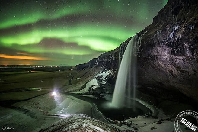 欧洲最大的冰川「瓦特纳冰川」，拥有水晶般剔透的蓝冰洞美景。