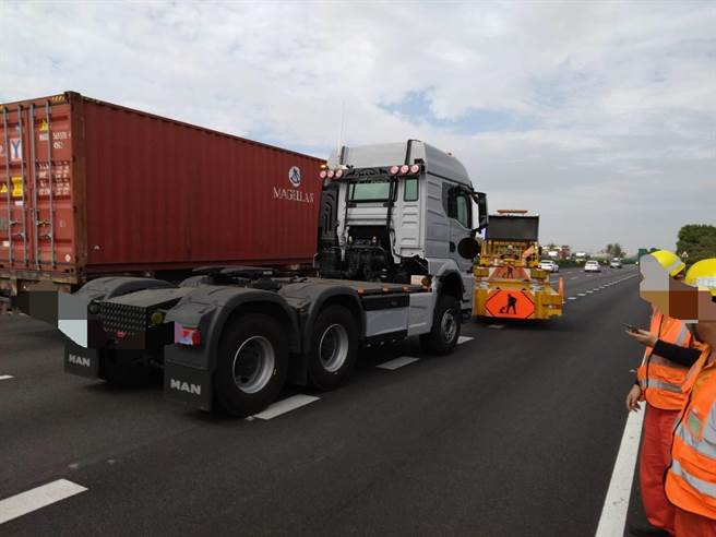 国1彰化段10日下午发生4辆车连撞，事故处理小组缓撞车进场警戒时，又遭后方曳引车追撞。 （国道三队提供／吴敏菁彰化传真）