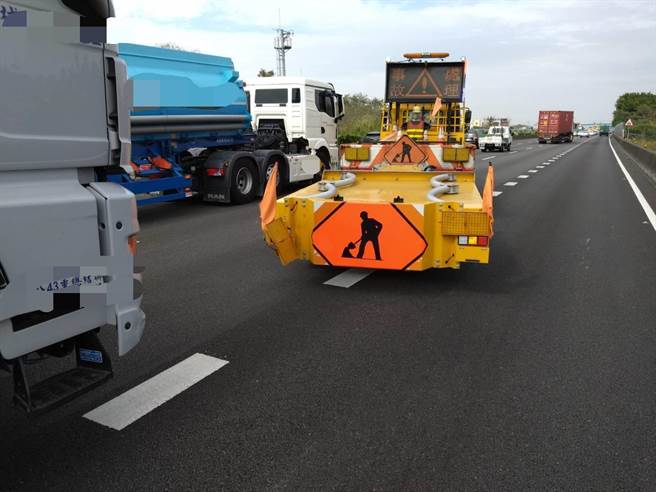 国1彰化段10日下午发生4辆车连撞，事故处理小组缓撞车进场警戒时，又遭后方曳引车追撞。 （国道三队提供／吴敏菁彰化传真）