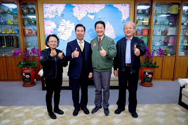 台电副总王振勇(右2)一行拜会金门县长陈福海(左2)，盼携手合作擘划金门成为「智慧低碳示范岛」。(图／金门县政府提供)