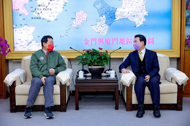 金门县长陈福海(右)表示，有了过去通水的经验，推动两岸「通电」绝非难事。(图／金门县政府提供)