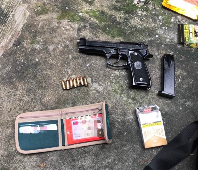 警方从王嫌背包起获枪弹。（警方提供）