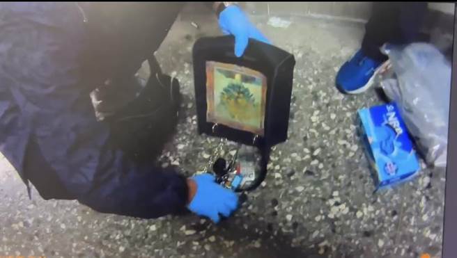 蔡姓男子抢到的包包内仅有钥匙跟其他杂物。（翻摄照片／张亦惠台中传真）