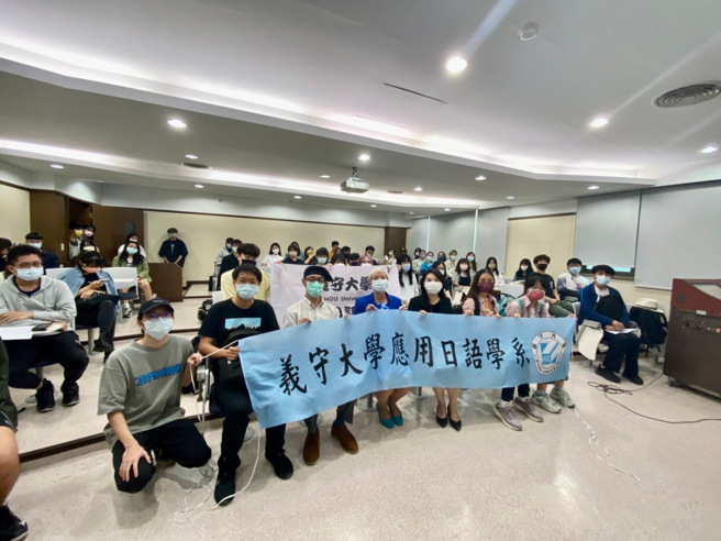 Dr. Sarah Louisa Birchley以流畅的日语分享「日本大学高等教育的国际化」内容，鼓励学生到海外交换留学与实习，开拓国际视野。(照片/义守大学提供)