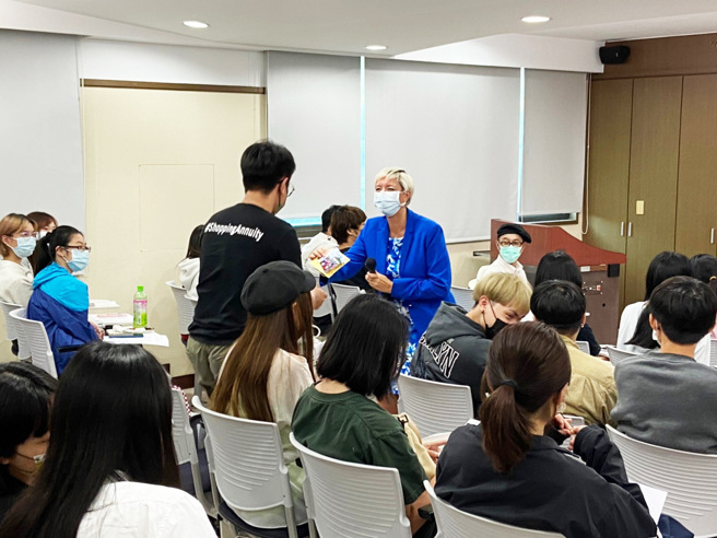 日本东洋学园大学国际交流中心长Dr. Sarah Louisa Birchley特别前往义守大学，与在校师生相互交流。(照片/义守大学提供)