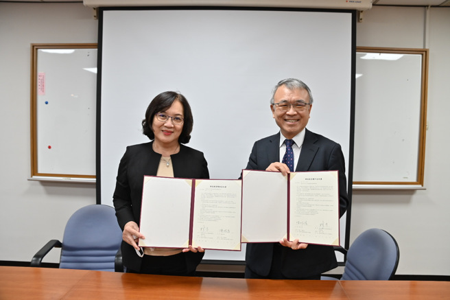 义守大学校长陈振远(右)与三信家商校长林岑(左)，共同签署「教育合作伙伴协议书」，透过教学资源、课程学习、国际资源共享等方式，发挥教育的力量。(照片/义守大学提供)